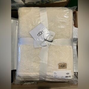 NWT UGG NISA throw blanket in the color snow (white)